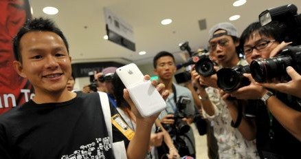 Hong-Kong. Jedna z pierwszych osób, która kupiła nowego iPhone'a. /AFP