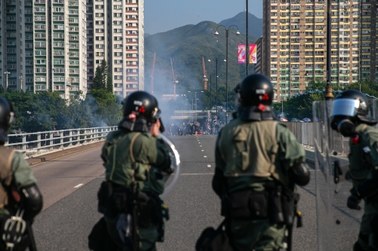 Hongkong: 18-latek, postrzelony przez policjanta, został oskarżony o udział w zamieszkach