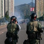 Hongkong: 18-latek, postrzelony przez policjanta, został oskarżony o udział w zamieszkach