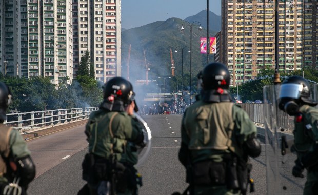 Hongkong: 18-latek, postrzelony przez policjanta, został oskarżony o udział w zamieszkach