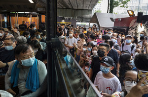Hongkong zdejmuje nakaz noszenia maseczek ochronnych. Po 959 dniach! 