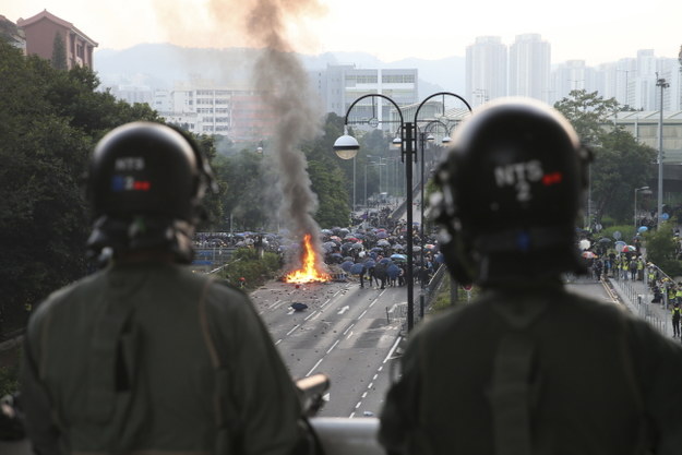 Hongkońska policja postrzeliła we wtorek demonstranta ostrą amunicją – podały miejscowe media /JEROME FAVRE /PAP/EPA