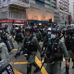 Hongkońska policja zatrzymała w samolocie podejrzanego o atak na funkcjonariusza