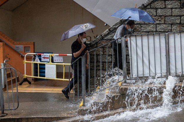 Hongkońskie obserwatorium meteorologiczne ogłosiło w poniedziałek najwyższy, czarny alert deszczowy /JEROME FAVRE /PAP/EPA