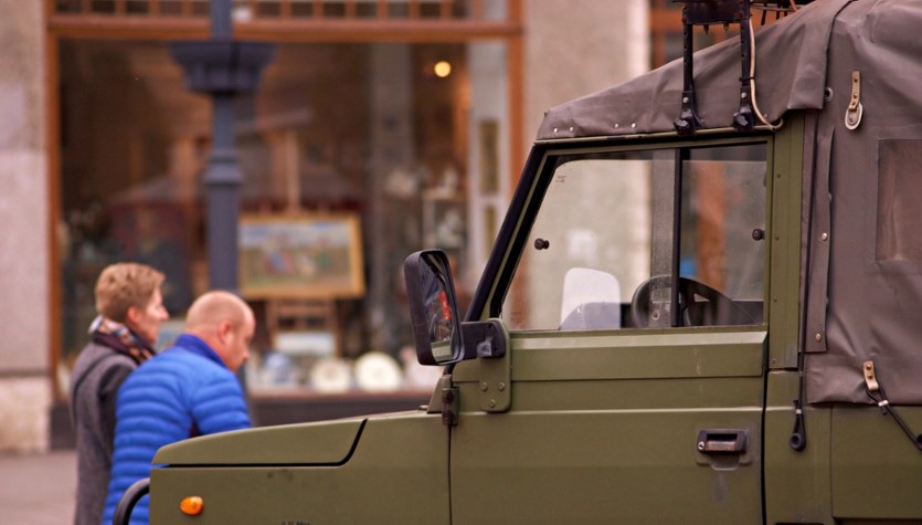 Honkery, karetki i dźwig Żuraw za grosze. Poznań wyprzedaje sprzęt wojskowy