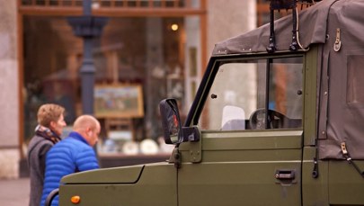 Honkery, karetki i dźwig Żuraw za grosze. Poznań wyprzedaje sprzęt wojskowy