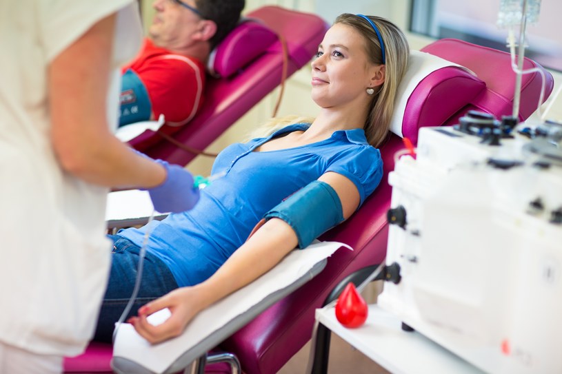 Honorowi dawcy krwi mogą liczyć na dzień wolny od pracy lub szkoły. /123rf.com /123RF/PICSEL