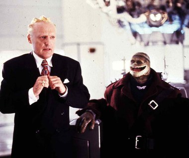 Hopper był świadomy, że wiele z jego filmów prezentuje naprawdę niski poziom. Gdy jego syn spytał go, dlaczego nakręcił "Super Mario Bros.", aktor odpowiedział: "Zrobiłem to, byś miał w czym chodzić". Według aktora dziecko odparło na to: "Tato, ja naprawdę nie potrzebuję butów aż tak bardzo". Hopper do końca swojej kariery twierdził, że najgorszy film, w którym zagrał, to "Teksańska masakra piłą mechaniczną 2".