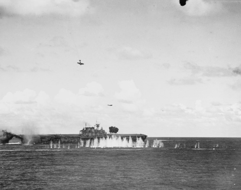 "Hornet" pod japońskimi bombami podczas bitwy u wybrzeży Santa Cruz /US NAVY /domena publiczna
