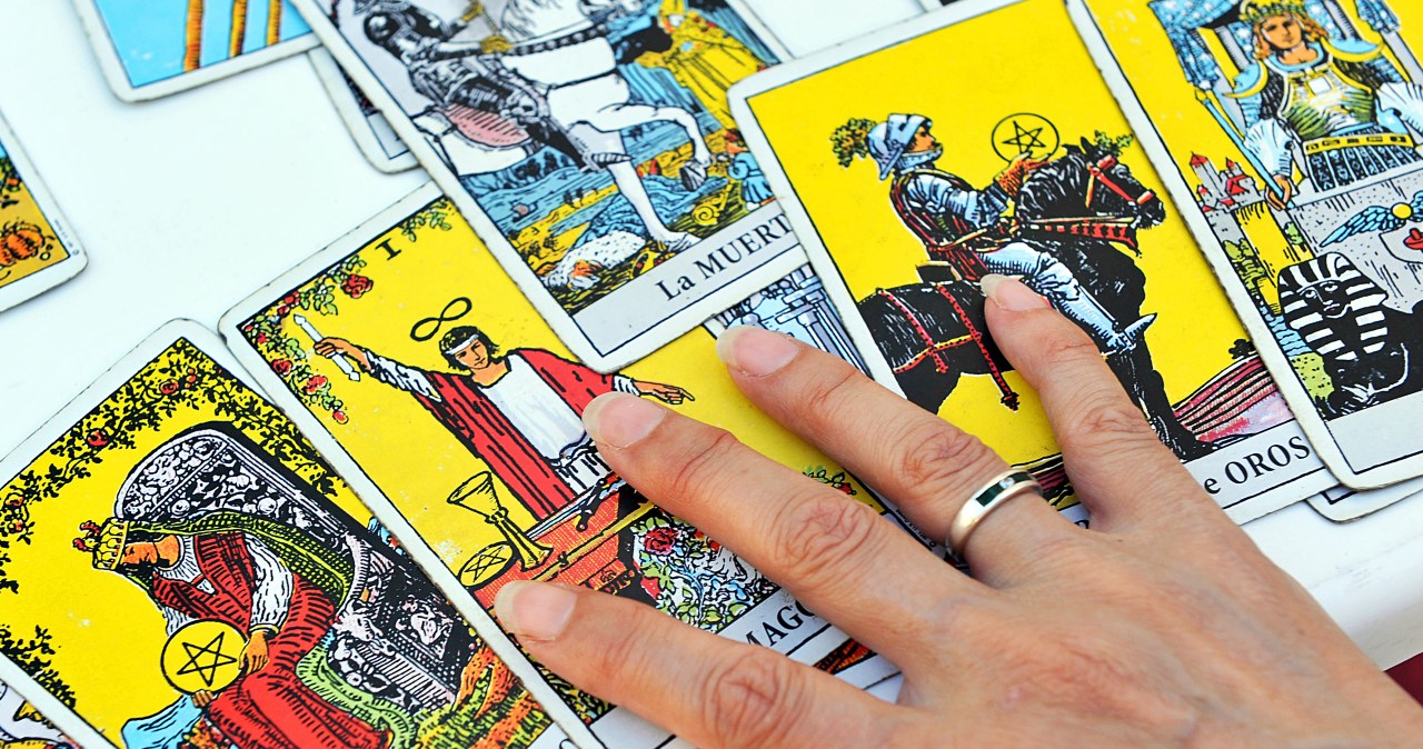 Horoskop tarotowy na listopad 2025. Które znaki zodiaku czekają największe zmiany? /Pixel