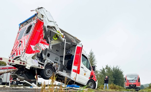 Horror na torach. Pociąg wjechał w karetkę z pacjentką