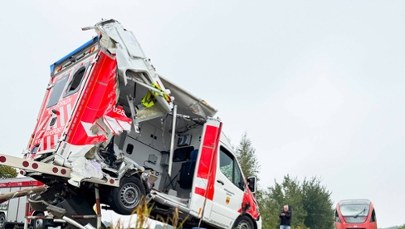 Horror na torach. Pociąg wjechał w karetkę z pacjentką