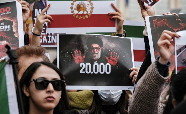 Horror w Iranie. Tysiące zabitych w masakrach, w kostnicach zalegają ciała