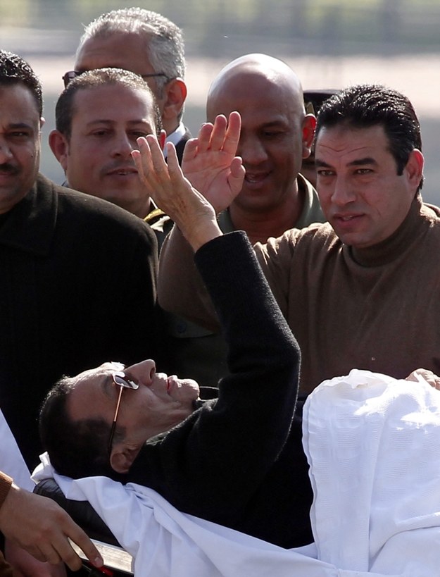 Hosni Mubarak transportowany po sądowej rozprawie do szpitala wojskowego /KHALED ELFIQI   /PAP/EPA