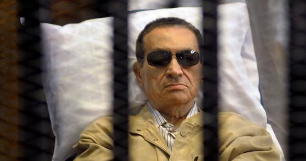Hosni Mubarak w czasie procesu w Kairze /AFP