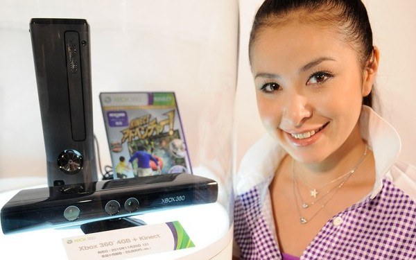 Hostessa prezentuje walory najnowszego kontrolera do konsoli Xbox 360 /AFP