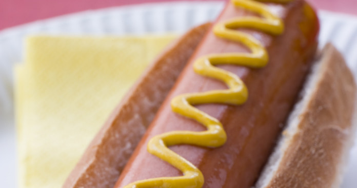 hot dog niezdrowa żywność /© Photogenica