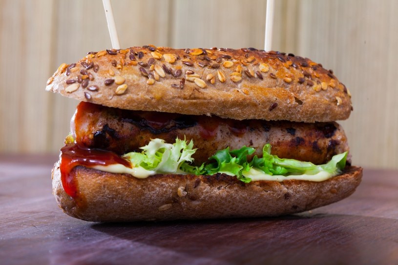 Hot dog z białą kiełbasą może być intersującą opcją śniadaniową /123RF/PICSEL