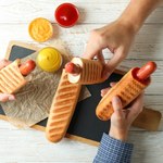 Hot dogi już nie tylko w Żabce. Słynna sieć sklepów wprowadza sprzedaż jedzenia na ciepło