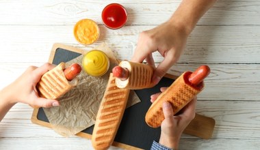 Hot dogi już nie tylko w Żabce. Słynna sieć sklepów wprowadza sprzedaż jedzenia na ciepło