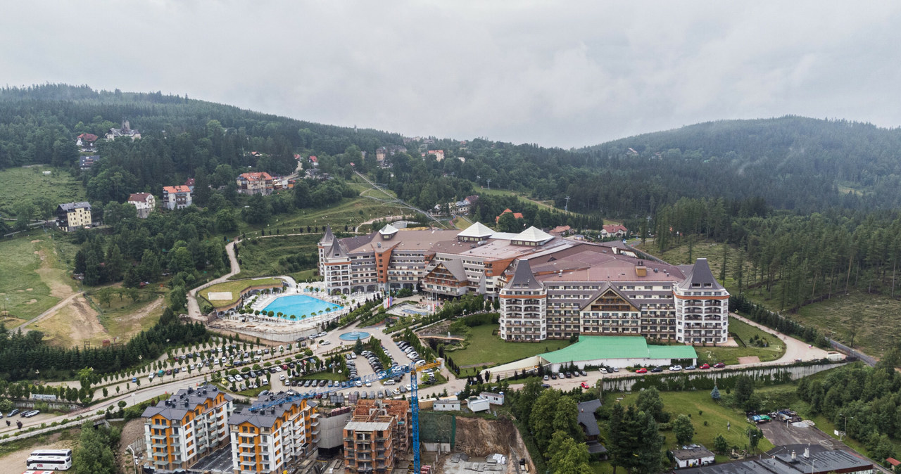 Hotel Gołębiewski w Karpaczu budzi sporo kontrowersji /Mateusz Grochocki/East News /East News