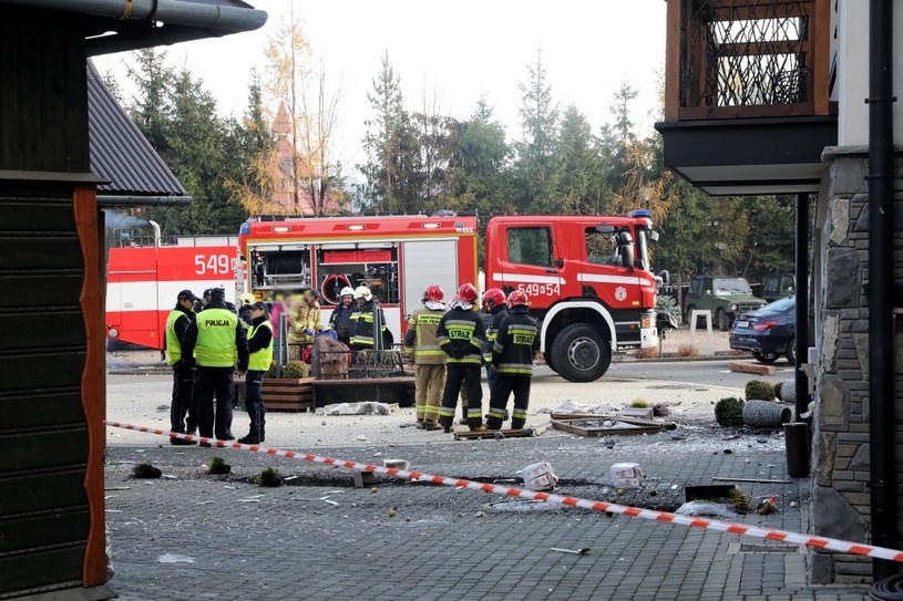 Hotel po wybuchu, na miejscu pracuja strażacy /PAP/Grzegorz Momot /PAP