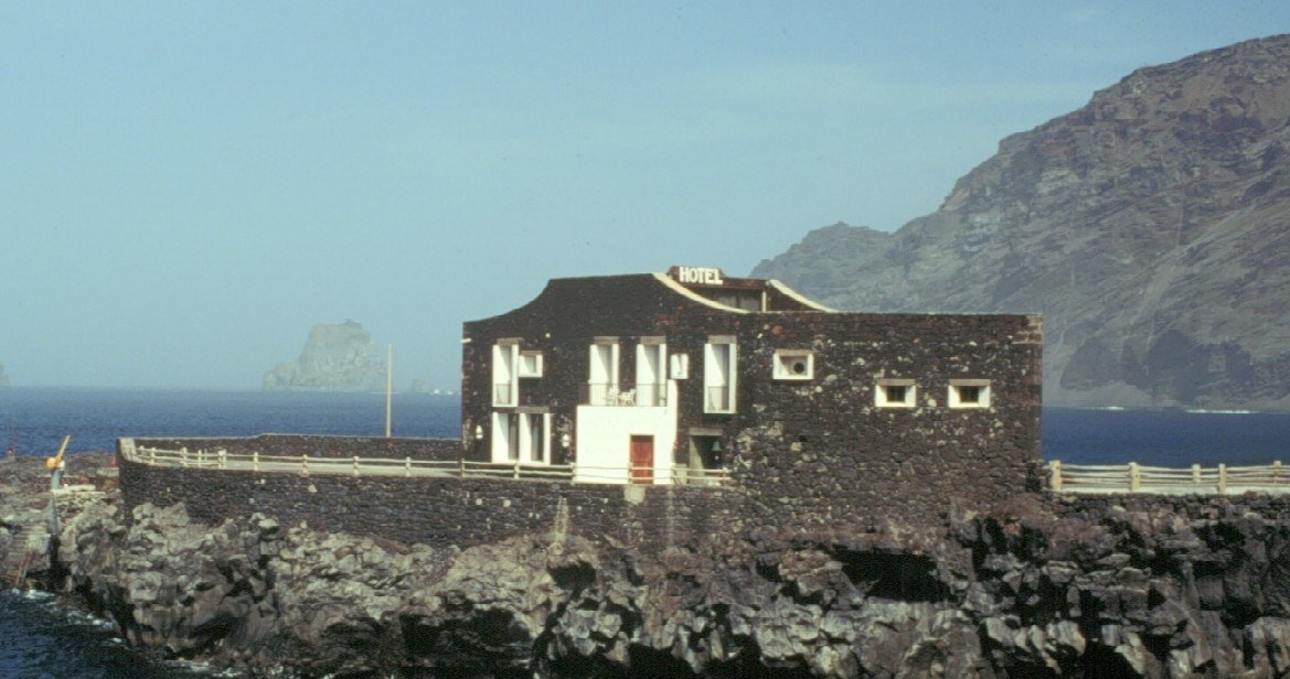 Hotel Puntagrande to wizytówka hiszpańskiej wyspy El Hierro /Gneupel/ullstein bild via Getty Images /materiał zewnętrzny