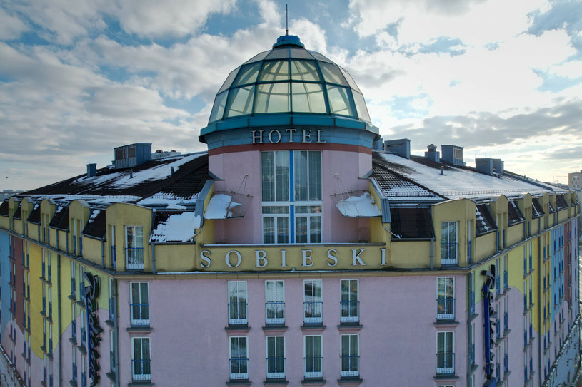 Hotel Radisson Blu Sobieski niebawem ma zmienić kolor elewacji /Mateusz Grochacki /East News