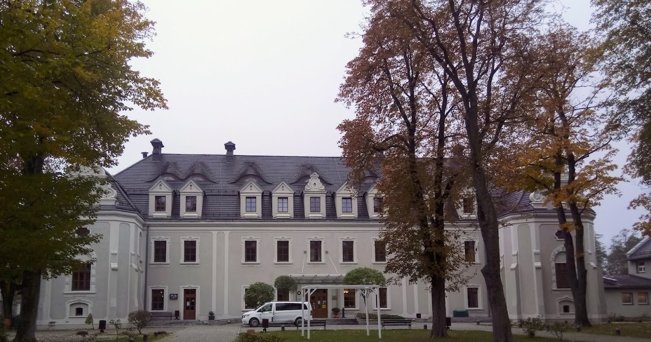 Hotel w Lublińcu; dawniej znajdował się w nim "oddział A", gdzie dokonywano selekcji dzieci /Kalina Błażejowska  /materiały prasowe