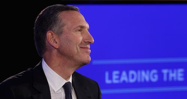 Howard Schultz, prezes firmy Starbucks /AFP