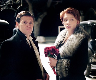 Howard spisała się na tyle dobrze, że zwróciła uwagę samego Larsa von Triera, który obsadził ją w dramacie "Manderlay" (2005), drugiej części swojej niedokończonej wciąż trylogii opowiadającej o USA. Aktorka "odziedziczyła" rolę Grace po wcielającej się w nią w "Dogville" - Nicole Kidman. Tytułowe Manderlay to nazwa plantacji, w której wciąż kwitnie niewolnictwo (akcja rozgrywa się na południu USA w latach 30.). Główna bohaterka znosi je, ale wykorzystywani dotąd ludzie odnoszą się nieufnie do darowanej im wolności. Grace musi więc od podstaw stworzyć im świat, nauczyć pojęcia równości, a co najważniejsze nadać ich życiu nowy sens.