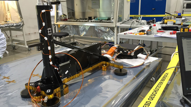 HP3 w trakcie składania w laboratorium  German Aerospace Center (DLR) /NASA/JPL-Caltech/DLR /Materiały prasowe