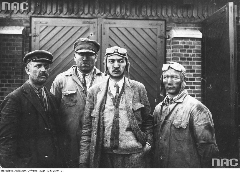 Hrabia Stefan Tyszkiewicz (trzeci od lewej) w otoczeniu mechaników, 1925 /Z archiwum Narodowego Archiwum Cyfrowego