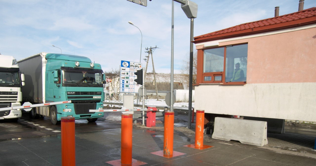 Hrebenne: Na przejściu granicznym pojawiły się zapory antyterrorystyczne