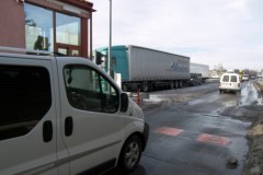 Hrebenne: Na przejściu granicznym pojawiły się zapory antyterrorystyczne