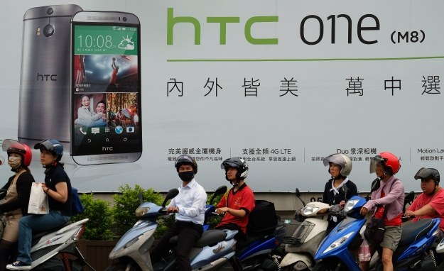 HTC One M8 nie miał tylu klonów /AFP