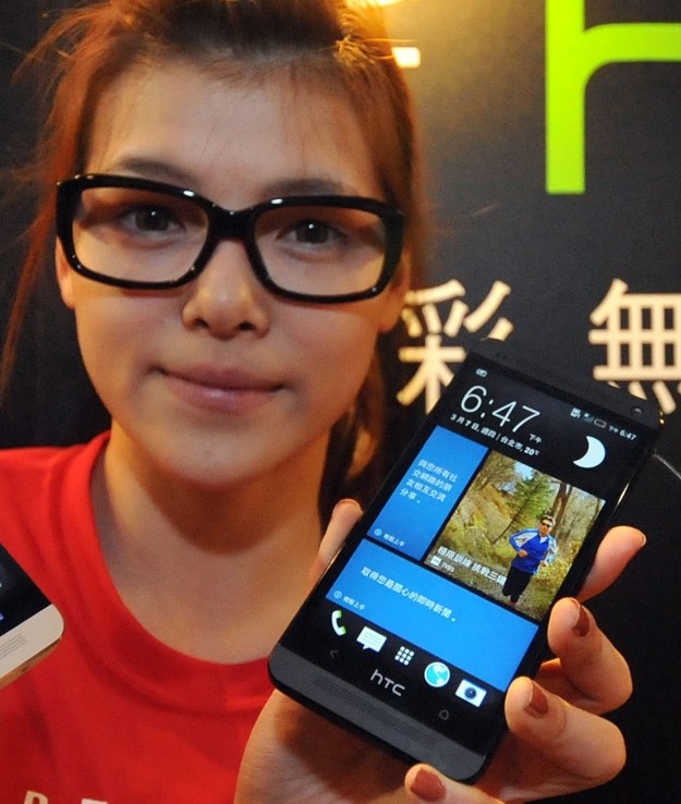 HTC One w czarnej wersji /AFP