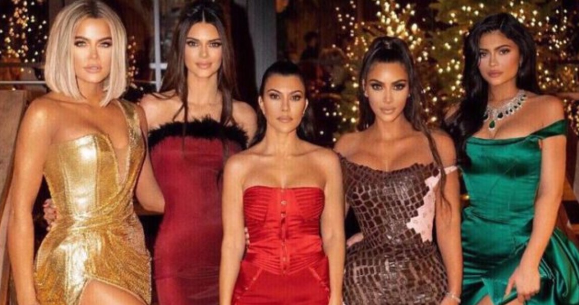 https://poosh.com/kardashian-jenner-holiday-gift-guide-2021/ /materiał zewnętrzny