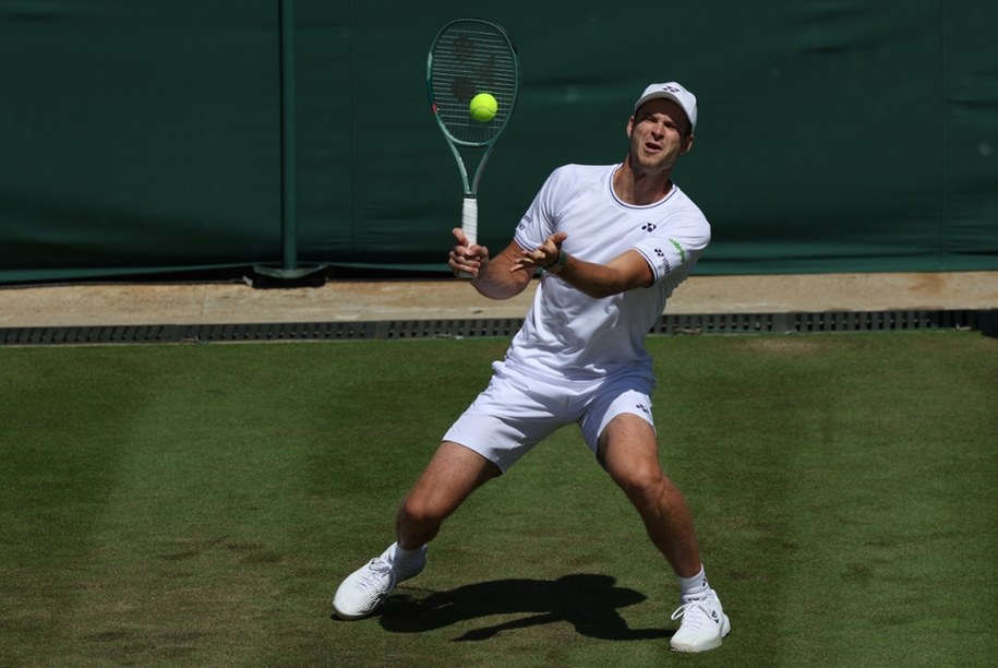 Hubert Hurkacz nie mógł dokończyć meczu II rundy Wimbledonu. /	Tim Ireland /PAP/EPA