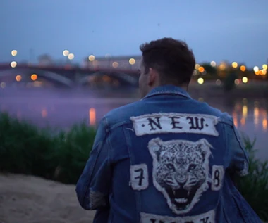 Hubert Jabłoński idzie "Pod prąd". Wokalista boysbandu Neo debiutuje solo