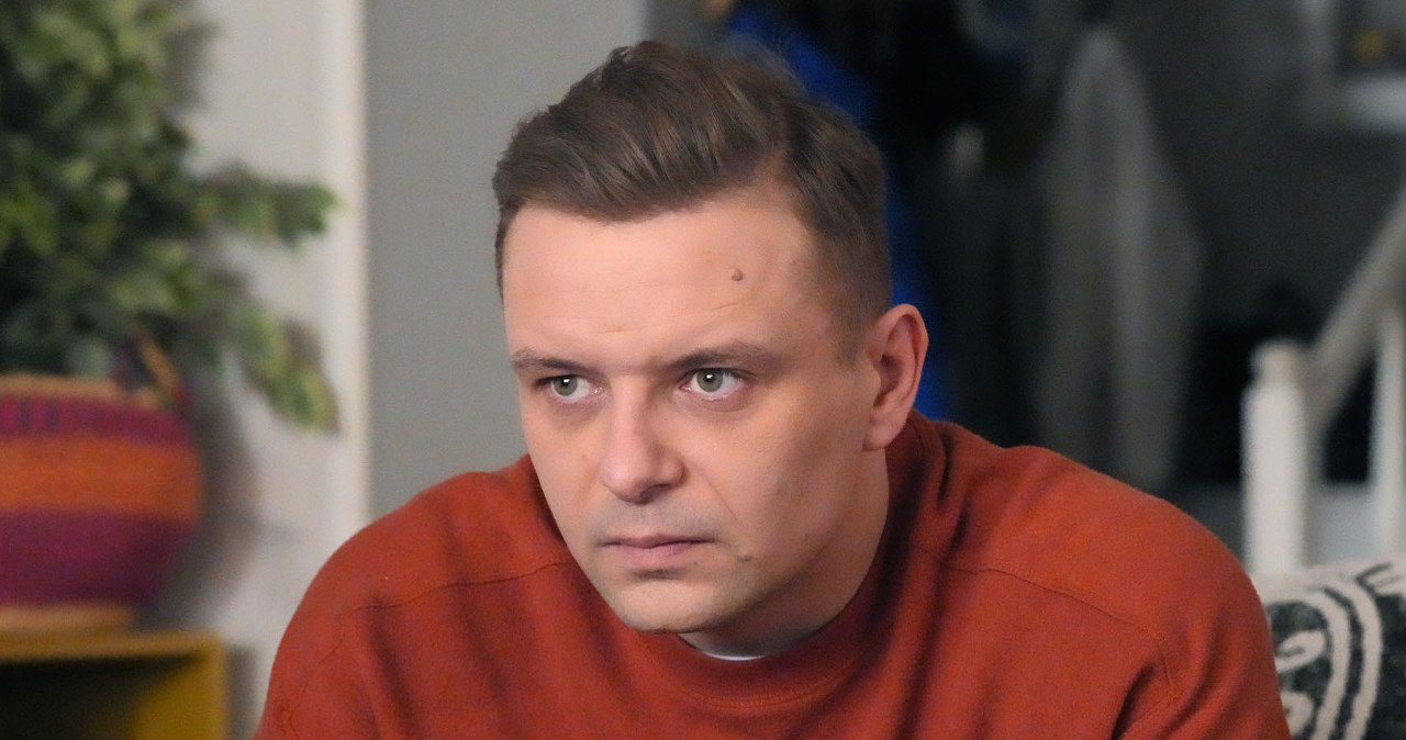 Hubert (Marek Molak) dowie się, że Agata i Ignacy zamierzają kupić mieszkanie na osiedlu budowanym przez Wilka /Źródło: AIM