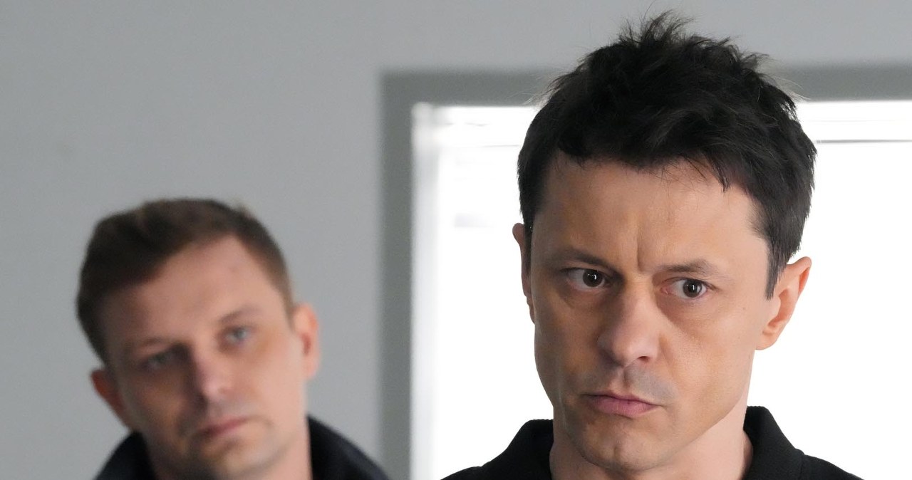 Hubert odkryje, że były partner jego żony zatrudnił się w szpitalu jako ochroniarz /Źródło: AIM