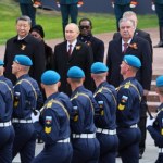 Huczna defilada w Moskwie: Pokaz siły czy desperacki krzyk Kremla?
