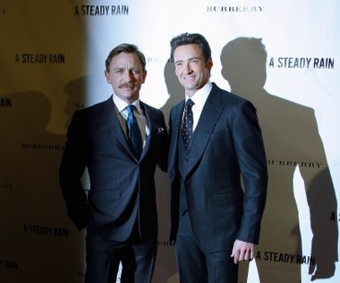 Hugh Jackman ujawnił, że producenci filmów o Jamesie Bondzie zgłosili się do niego z propozycją roli agenta 007, zanim odtwórcą kultowego bohatera został Daniel Craig. Australijczyk odrzucił wówczas ofertę w związku z zobowiązaniami wobec producentów filmu "X-Men 2".

W 2009 roku obaj aktorzy spotkali się na teatralnej scenie w spektaklu "A Steady Rain" Keitha Huffa. Sztuka opowiadająca o dwóch policjantach z Chicago, którzy przypadkowo zwracają wietnamskiego chłopca seryjnemu zabójcy, okazała się przeboiem Broadwayu.
