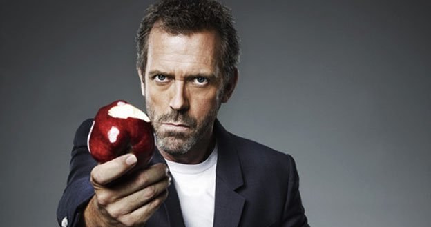 Hugh Laurie musi uznać większą popularność Artura Żmiejwskiego /materiały prasowe