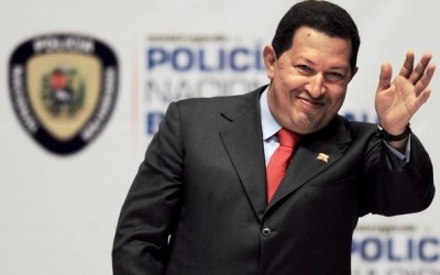 Hugo Chavez uśmiecha się do graczy /AFP