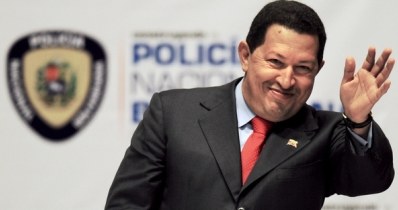 Hugo Chavez uśmiecha się do graczy /AFP