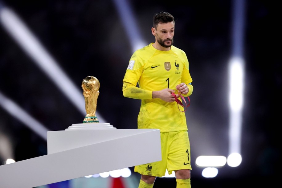 Hugo Lloris wywalczył z drużyną Francji srebrny medal na mundialu w Katarze /Friedemann Vogel /PAP/EPA