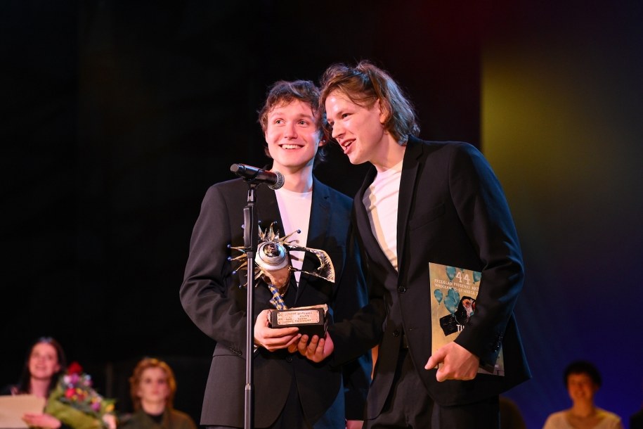 Hugo Tarres i Mateusz Tomaszewski zdobywcy Grand Prix 44. Przeglądu Piosenki Aktorskiej podczas koncertu finałowego w Teatrze Capitol we Wrocławiu /Maciej Kulczyński /PAP
