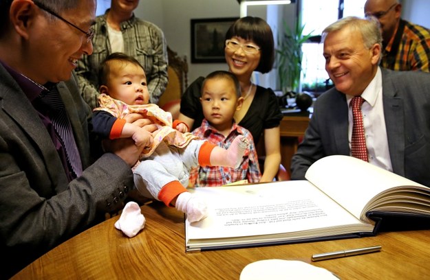 Huixian Yang i Hong She z dziećmi oraz burmistrz Freibergu Bernd-Erwin Schramm /JAN WOITAS /PAP/EPA